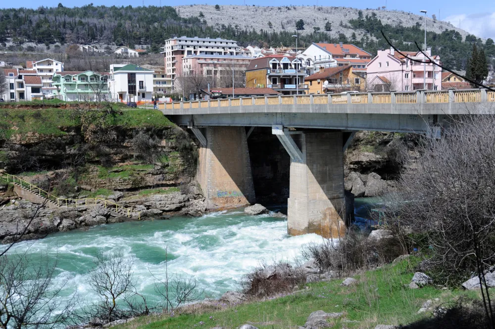 Zbog kvara na kanalizacionoj mreži u Ulici Vaka Đurovića do&scaron;lo do izlivanja otpadnih voda u Moraču u blizini Vezirovog mosta