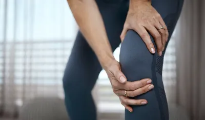 Bolovi u koljenima pri kretanju: Uzroci, tretmani, liječenje