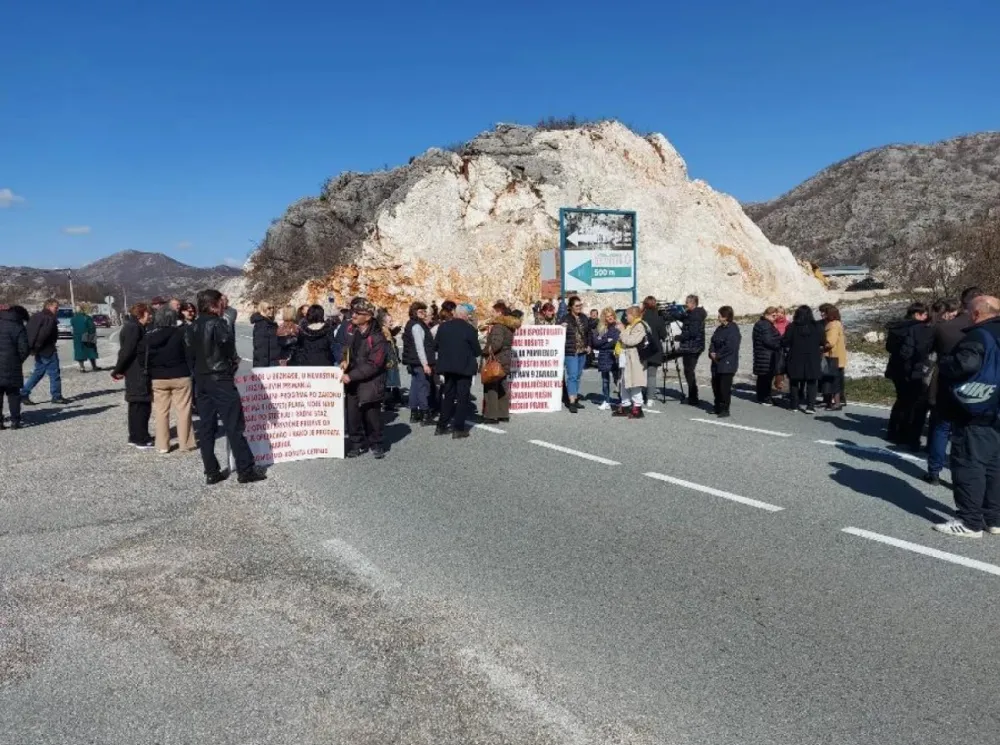 Biv&scaron;i radnici Ko&scaron;ute ponovo danas blokiraju put