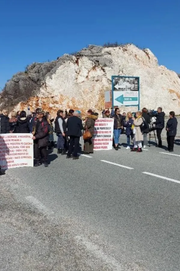 Biv&scaron;i radnici Ko&scaron;ute ponovo danas blokiraju put