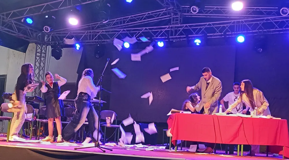 Scena iz predstave "Veče istine"