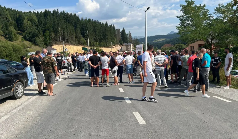 Drvoprerađivači sa sjevera ponovo blokirali magistralu Berane - Rožaje, traže ispunjenje zahtjeva
