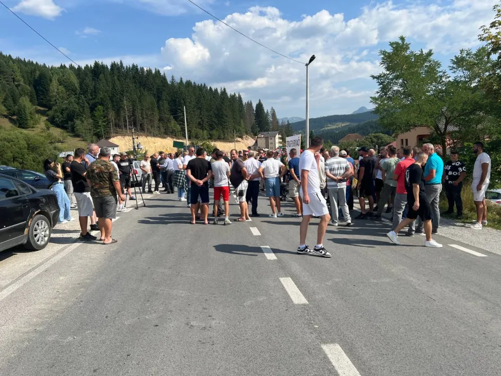 Drvoprerađivači sa sjevera ponovo blokirali magistralu Berane - Rožaje, traže ispunjenje zahtjeva