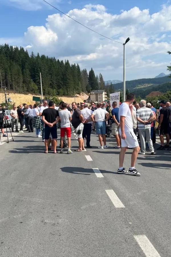 Drvoprerađivači sa sjevera ponovo blokirali magistralu Berane - Rožaje, traže ispunjenje zahtjeva