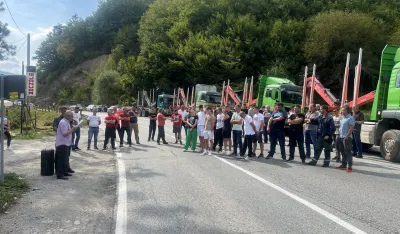Drvoprerađivači najavili radikalizaciju protesta: Blokiraće i auto-put i sa porodicama doći ispred Vlade