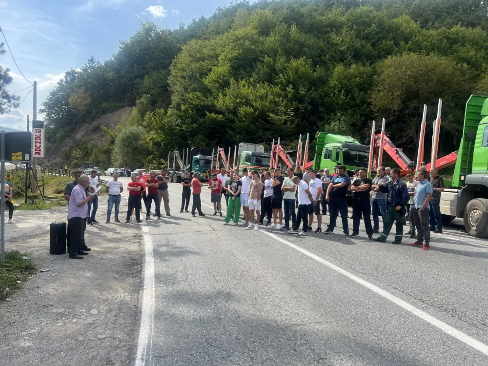 Drvoprerađivači najavili radikalizaciju protesta: Blokiraće i auto-put i sa porodicama doći ispred Vlade