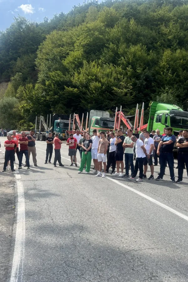 Drvoprerađivači najavili radikalizaciju protesta: Blokiraće i auto-put i sa porodicama doći ispred Vlade