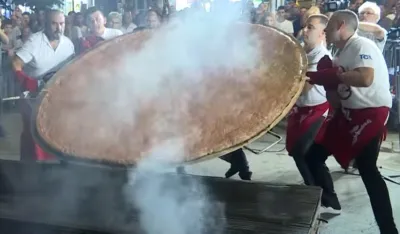 (VIDEO) Leskovac: Oboren rekord, napravljena najveća pljeskavica na svijetu