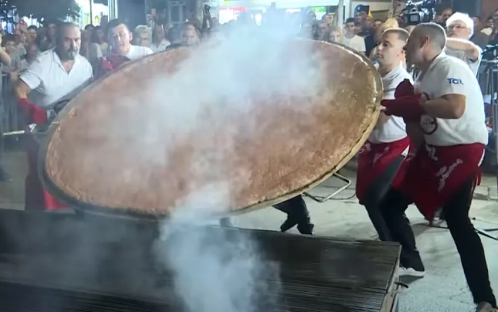 (VIDEO) Leskovac: Oboren rekord, napravljena najveća pljeskavica na svijetu