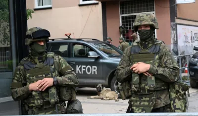Zgrade srpskih institucija i dalje blokirane, pojačano prisustvo Kfora