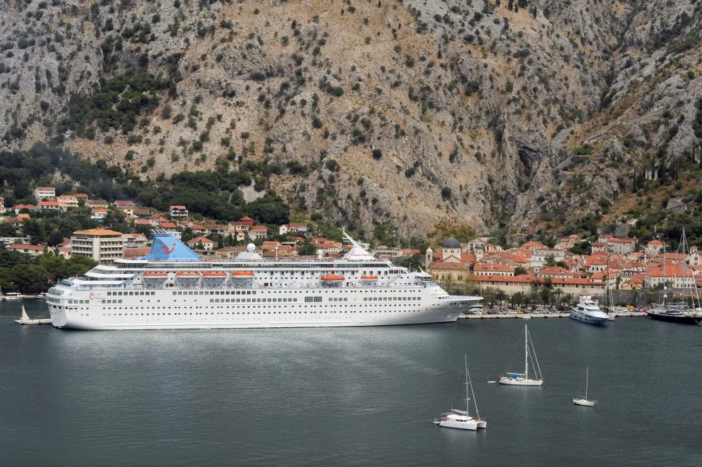 U kotorskoj luci tri broda sa 2,74 hiljade putnika