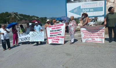 Radnici Ko&scaron;ute blokirali put Cetinje - Podgorica