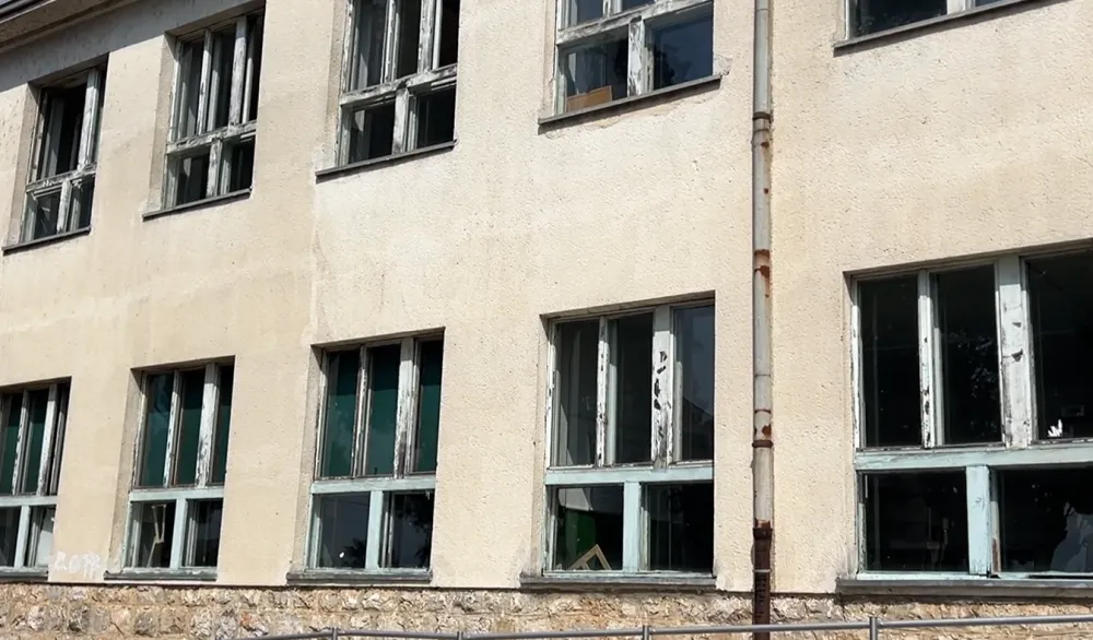 (VIDEO) Nakon vi&scaron;e od pet godina O&Scaron; "Milan Vukotić" uspjela da sprovede donaciju: Zamijeniće 80 prozora, čeka se sanaciјa krova