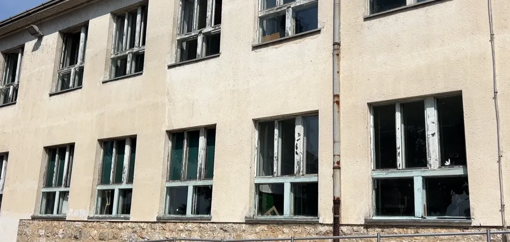 (VIDEO) Nakon vi&scaron;e od pet godina O&Scaron; "Milan Vukotić" uspjela da sprovede donaciju: Zamijeniće 80 prozora, čeka se sanaciјa krova
