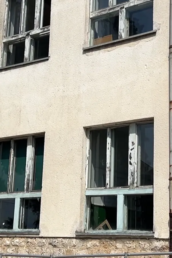 (VIDEO) Nakon vi&scaron;e od pet godina O&Scaron; "Milan Vukotić" uspjela da sprovede donaciju: Zamijeniće 80 prozora, čeka se sanaciјa krova