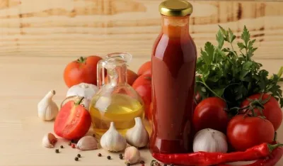 Domaći kečap od paradajza i &scaron;ljiva