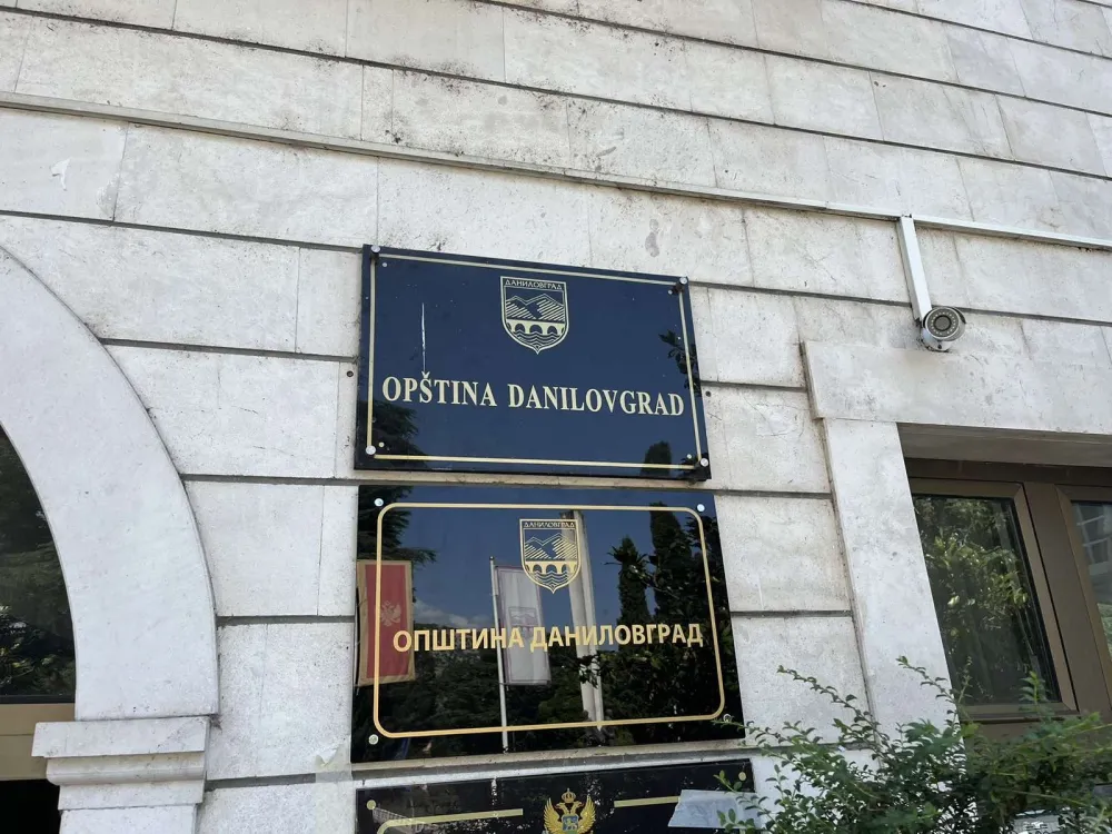 Na zgradi Op&scaron;tine Danilovgrad i organima lokalne uprave danas postavljene i ćirilične table