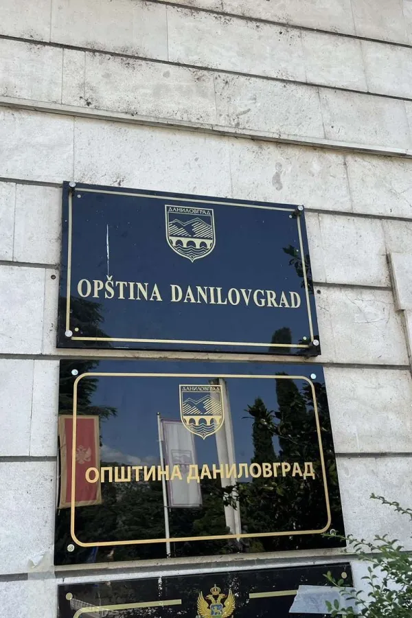 Na zgradi Op&scaron;tine Danilovgrad i organima lokalne uprave danas postavljene i ćirilične table