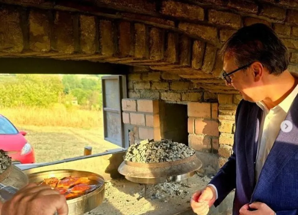 (FOTO) Vučić sprema večeru za arapske ambasadore
