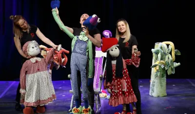 Сцена из представе "Нека нова Црвенкапа"