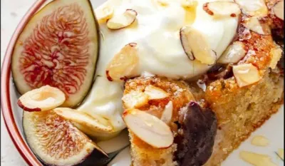 Kolač sa smokvama i bademima