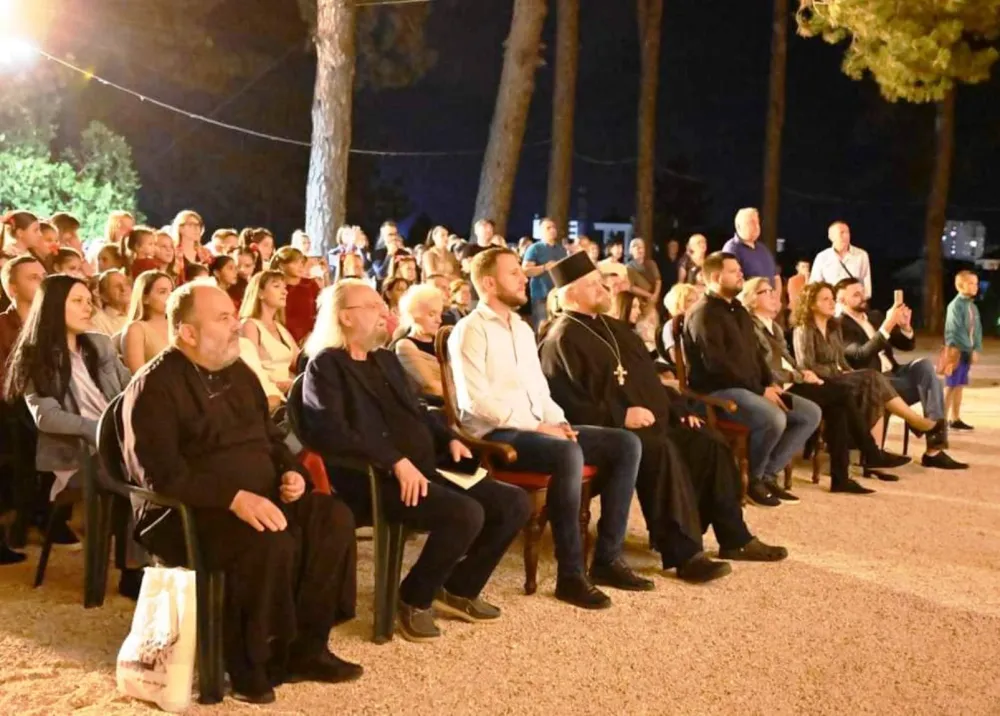 Nik&scaron;ič: U porti Sabornog hrama prikazana nova verzija spota "Vasilije Sveti ponose monaha"