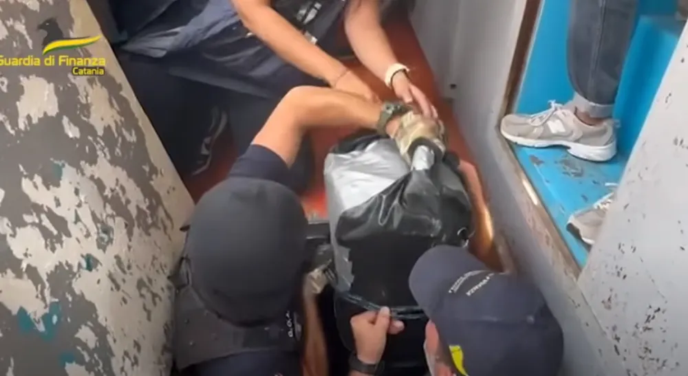 (VIDEO) Italija: Državljanin Srbije i jo&scaron; četiri osobe uhap&scaron;ene tokom izvlačenja pola tone kokaina iz mora