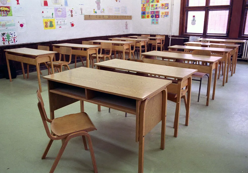 Drama u &scaron;koli u Leskovcu: Dio plafona pao u učionici, dvije učenice povrijeđene