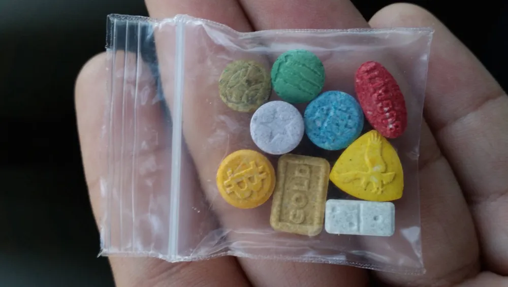 Ovo je najveća zaplijena sintetičkih pilula u &Scaron;paniji ikada", saop&scaron;tila je danas policija, napominjući da osumnjičeni pripa daju "jednoj od najvećih narko bandi uključenih u distribuciju sintetičkih droga u &Scaron;paniji", koja je operisala i u drugim dijelovima Evrope, prenosi list "La Razon".  Na čelu kriminalne grupe bili su italijanski državljani sa prebivali&scaron;tem na Ibici, koja je poznata po svojim plažama i plesnim klubovima u kojima se često nalaze droge za  žurke poput ekstazija.