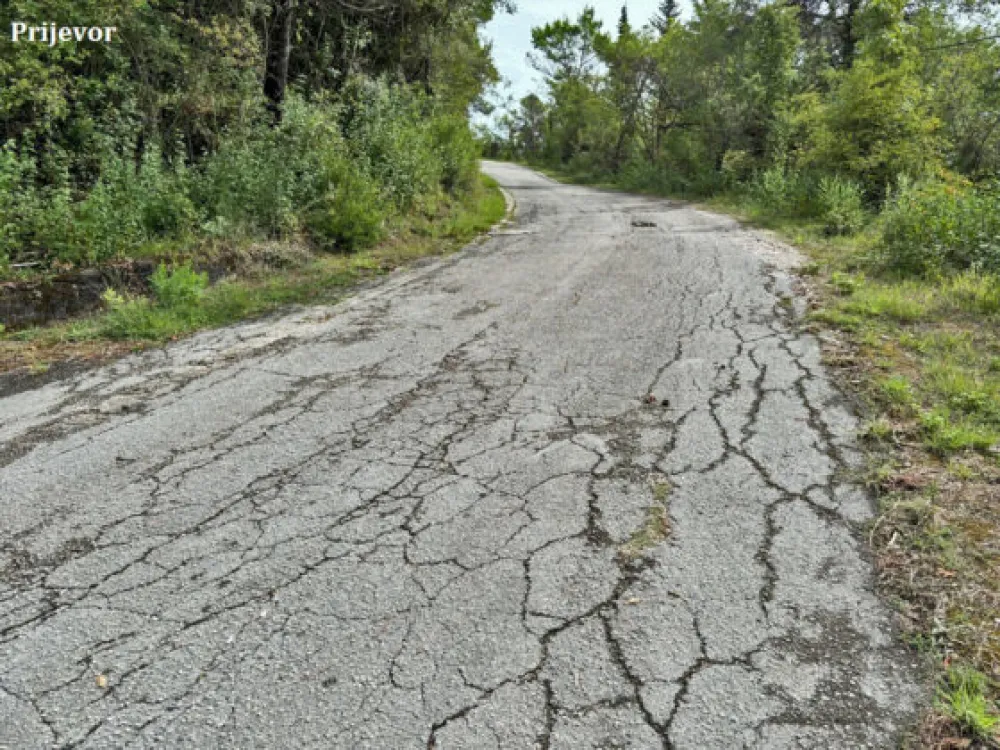 Op&scaron;tina Herceg Novi nastavlja sa intenzivnim radovima na unapređenju putne infrastrukture, kako bi se pobolj&scaron;ali uslovi života građana i turistička ponuda grada, saop&scaron;teno јe iz lokalne uprave, prenosi RT Herceg Novi.