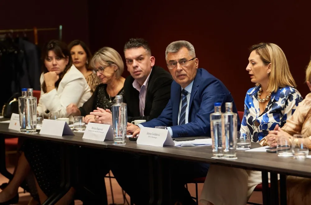 Oktrugli sto u Bukure&scaron;tu
