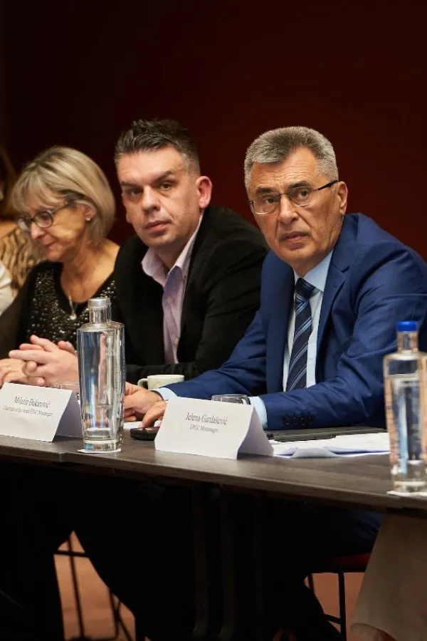 Oktrugli sto u Bukure&scaron;tu