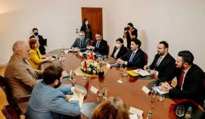 URA: Fototgrafija u kabinetu kod Rame je sa neformalnog razgovora, na zvaničnom sastanku istaknuta zastava