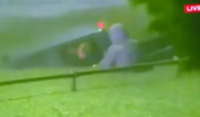 (VIDEO) Prolaznik rizikovao život da spasi vozača u nevolji