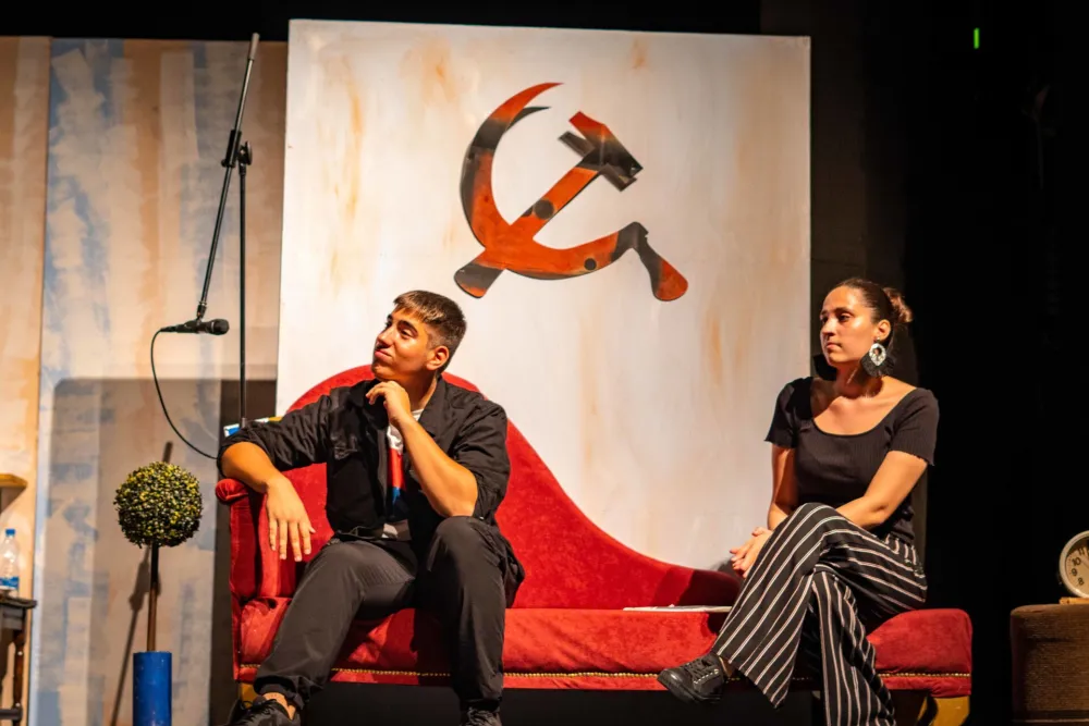 Сцена из представе "Опрости друже Стари"