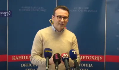Portparol Evropske unije Peter Stano naveo je da će na agendi dana&scaron;njeg sastanka biti primena Ohridskog sporazuma.  "Novi sastanak na nivou glavnih pregovarača održaće se sutra u Briselu. Agenda je način povratka primeni Ohridskog sporazuma i, naravno, razgovor o problemima koji ometaju normalizaciju odnosa između Kosova i Srbije", rekao je Stano.  Do nove runde dijaloga dolazi nakon &scaron;to je specijalni izaslanik EU za dijalog Kosova i Srbije Miroslav Lajčak posetio Pri&scaron;tinu, pa zatim i Beograd radi, kako je tada govorio, pripreme ovog sastanka na nivou glavniih pregovarača u Briselu.