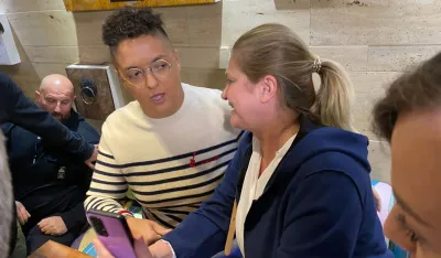 Marija &Scaron;erifović časti ćevape u Sarajevu