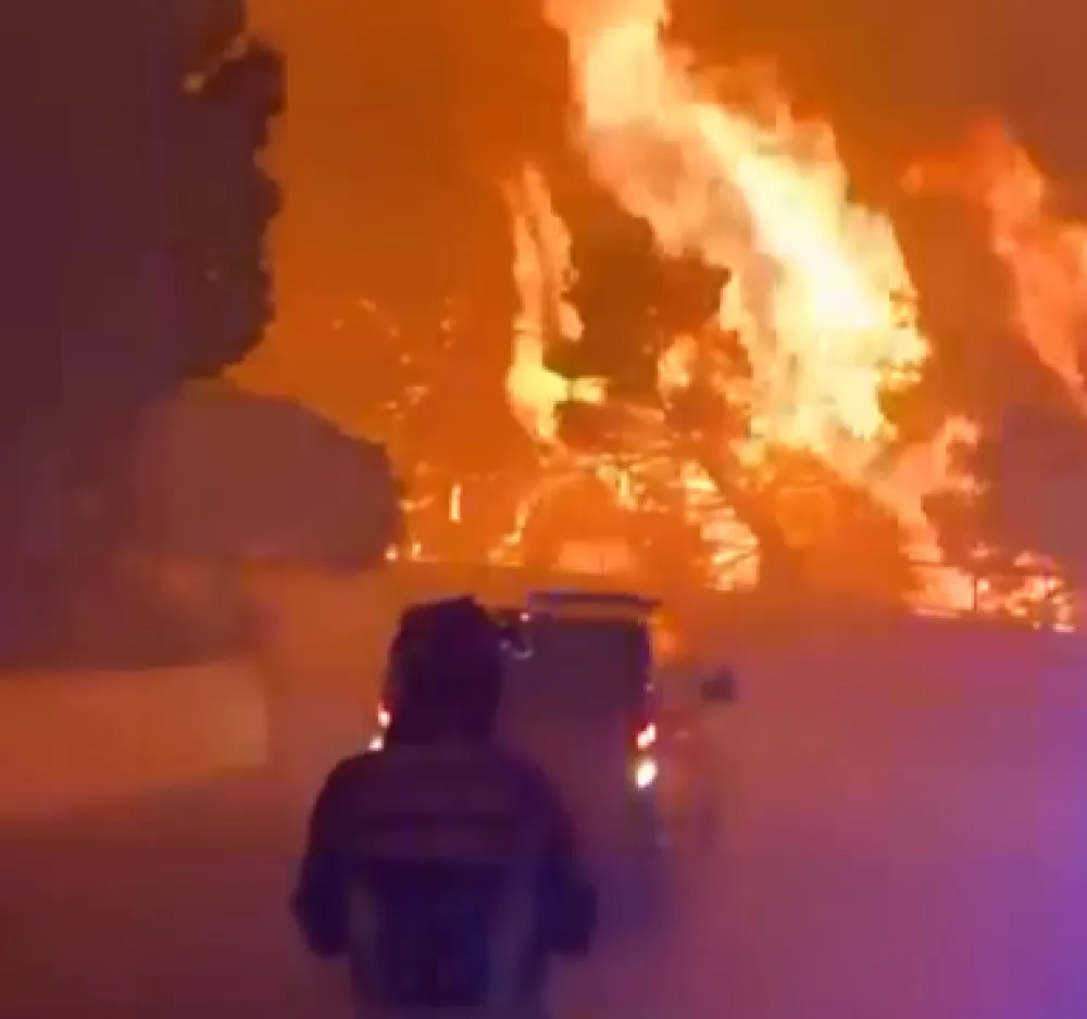 (VIDEO) Veliki požar u Banjaluci: Gori skladi&scaron;te, neka naselja bez struje