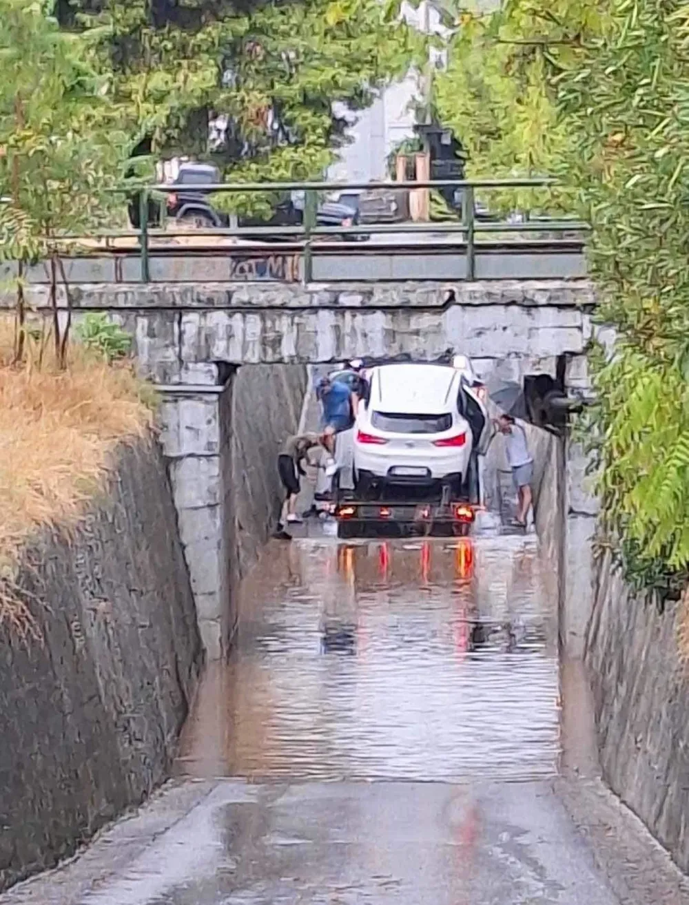 (VIDEO) Stiplčez ispod podvožnjaka