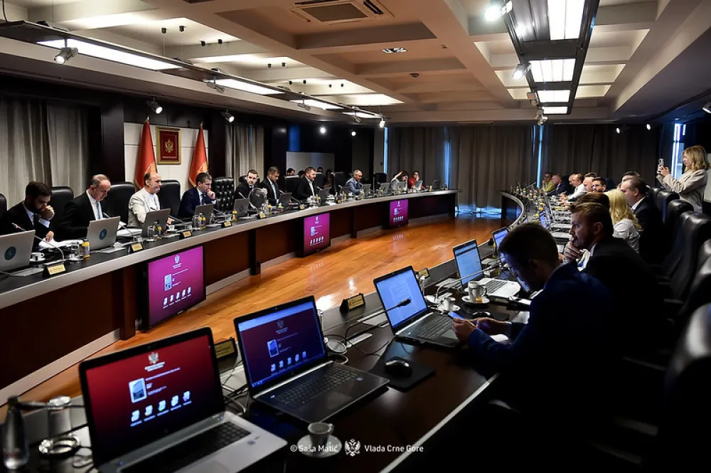 Ministri iz BS i albanskih partija napustili sjednicu Vlade zbog odluke o spomeniku Amfilohiju