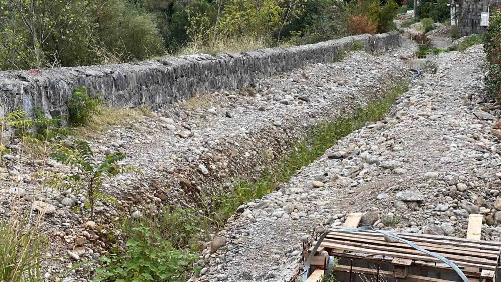 (VIDEO) Radnici se nakon pet mјeseci vraćaјu u Ulicu &Scaron;pira Mugo&scaron;e: Iz kanala umјesto ciјevi nikla trava