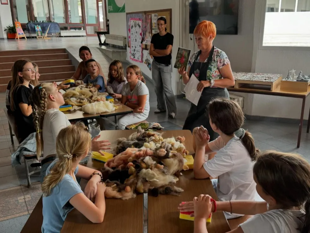 Radionice je vodila mr Jelena Đukanović koja je djecu učila nizu tradicionalnih vje&scaron;tina obrade tekstila