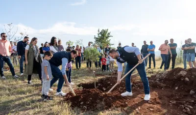 Milatović i Rakčević sa kandidatima za odbornike povodom Dana ekolo&scaron;ke države zasadili drveće