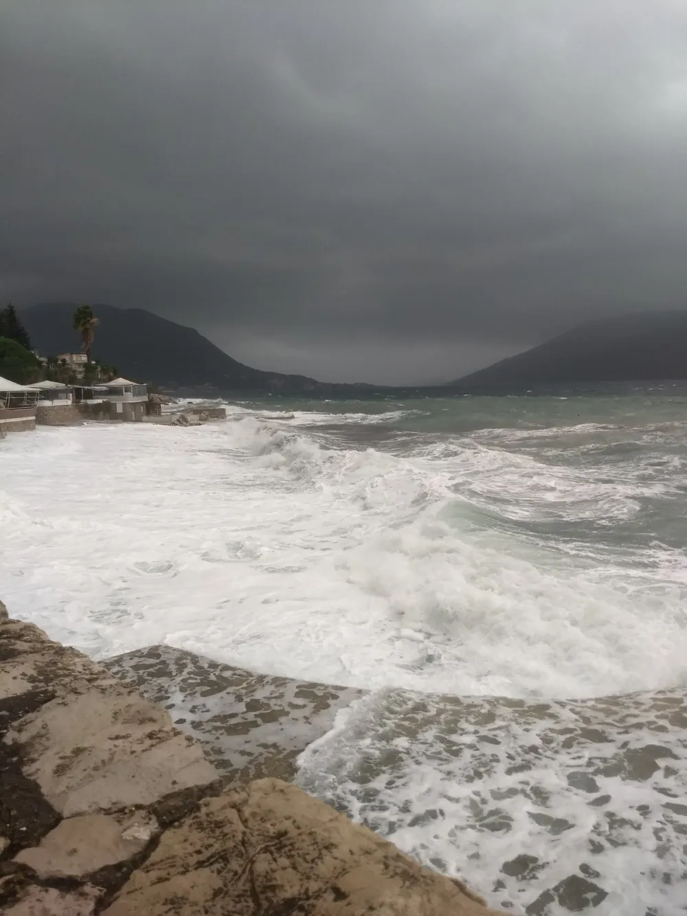 (VIDEO) Sjutra pljuskovi sa grmljavinom, do 24 stepena