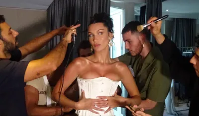 Nakon dvije godine ponovo na pisti: Bela Hadid pro&scaron;etala na Nedjelji mode u Parizu za YSL