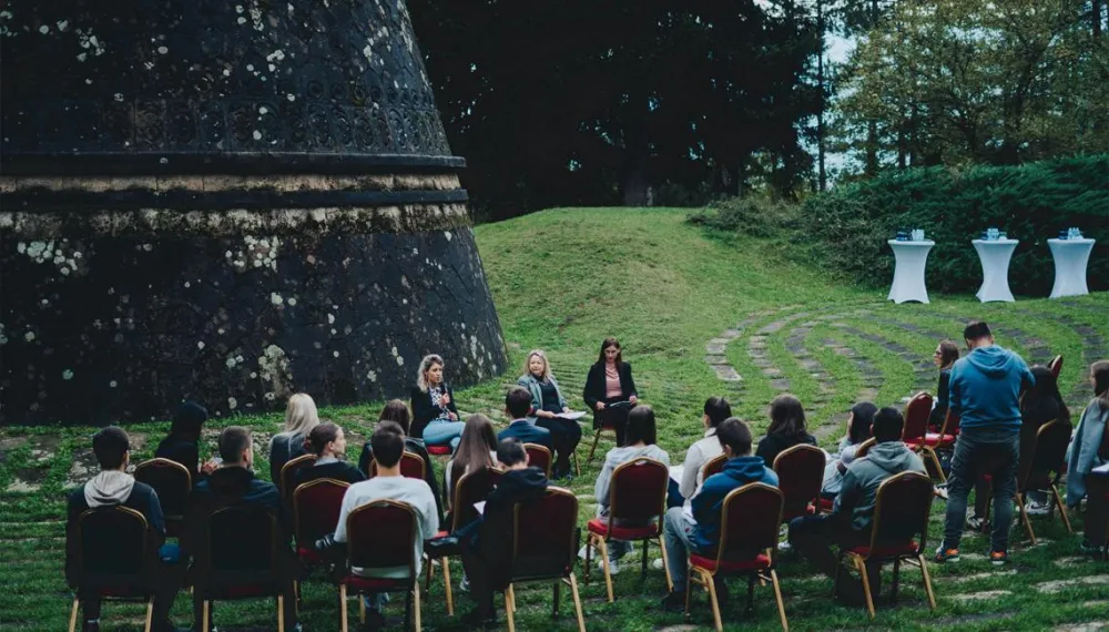 Maske: Angažman mladih od su&scaron;tinskog značaja za oblikovanje budućnosti