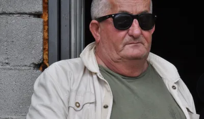 Zbog kilometra puta do kuće, slijepi Milivoje Radulović u ponedeljak protestuje ispred Op&scaron;tine Nik&scaron;ić