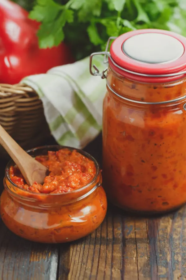 Da biste potro&scaron;ili 100 g ajvara potrebno je da dižete tegove 25 minuta