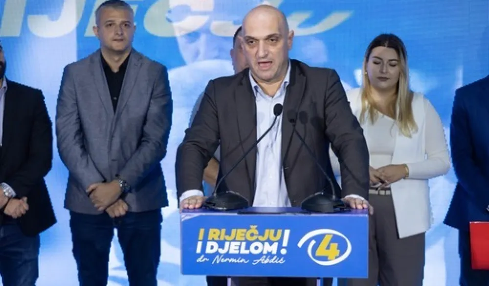 (VIDEO) Slavlje simpatizera DPS-a u Podgorici uz vatromet