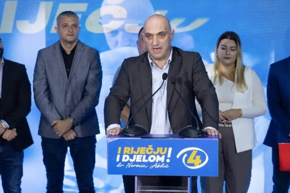 (VIDEO) Slavlje simpatizera DPS-a u Podgorici uz vatromet